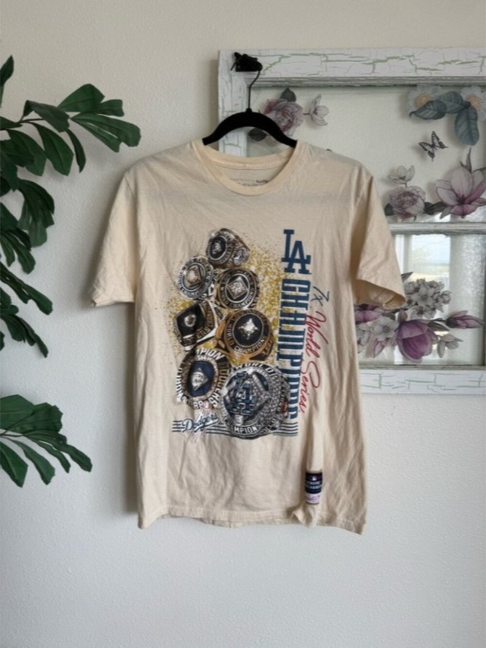 Mitchell & Ness Cream LA Dodgers 7x Championship Rings Graphic Tee Size M